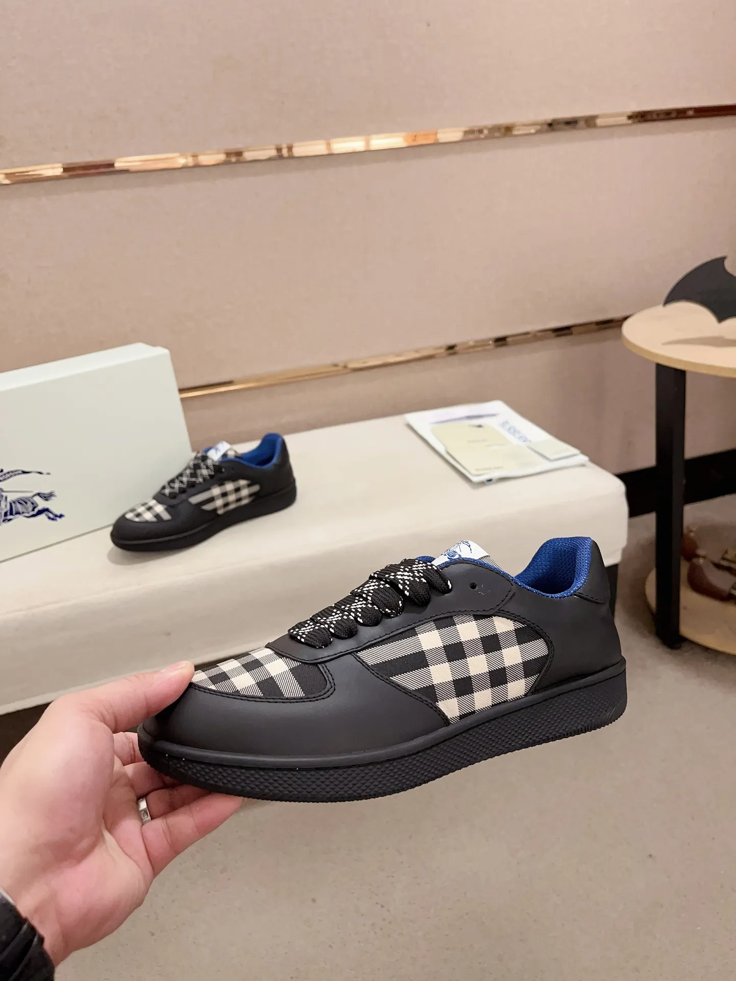Men's shoes💰: 620💰Top version🥳◾️▫️The new Burberry men's classic low-top sneakers are reinterpreted with Vintage retro plaid cotton material and calfskin, decorated with a new brand logo. First-layer cowhide lining, embossed Burberry logo on the heel, and original TPU outsole! Code number: 38-45. Women's sizes and 46 can be customized.